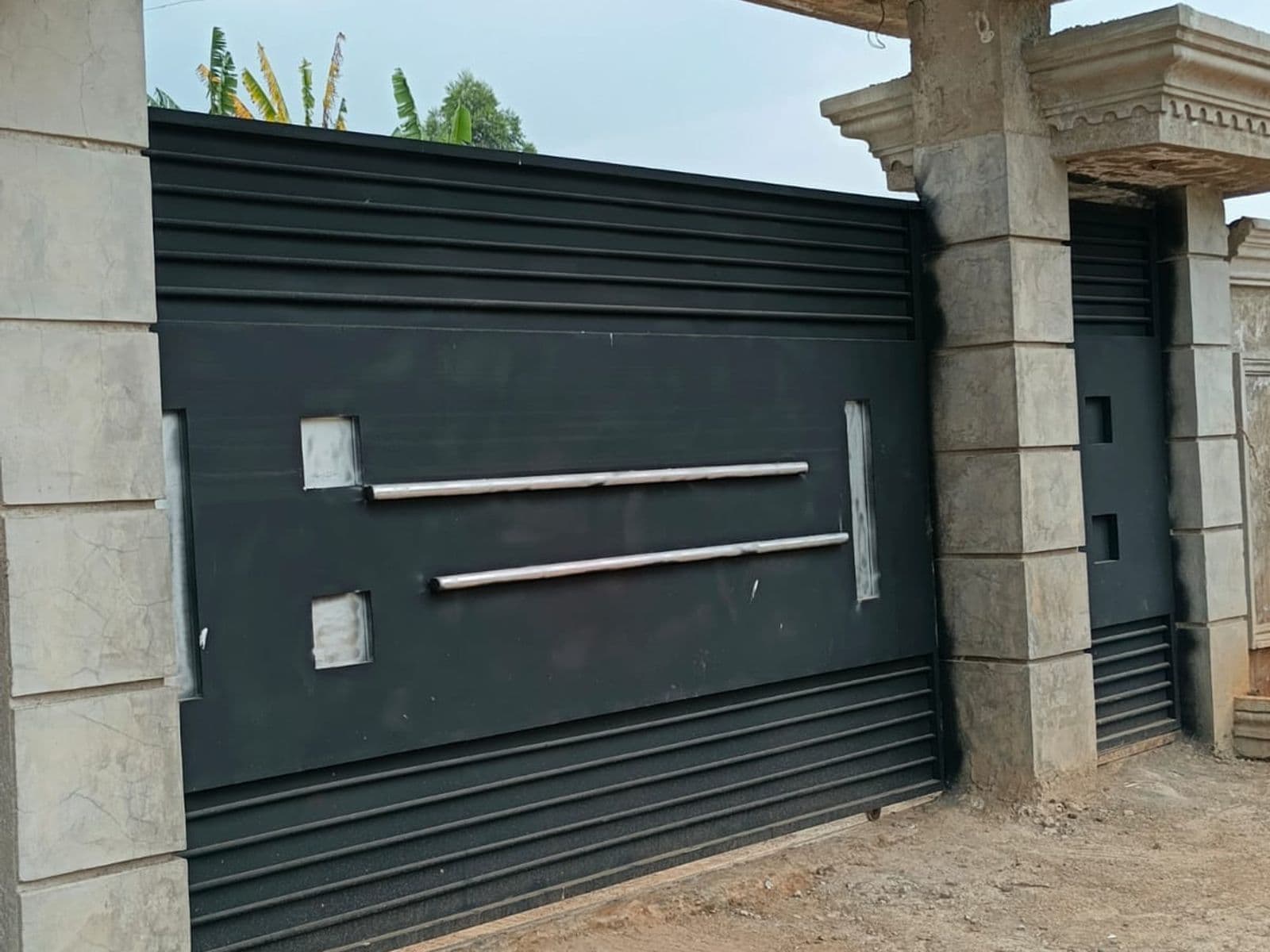 Vertical-bar steel security gate by Josetec