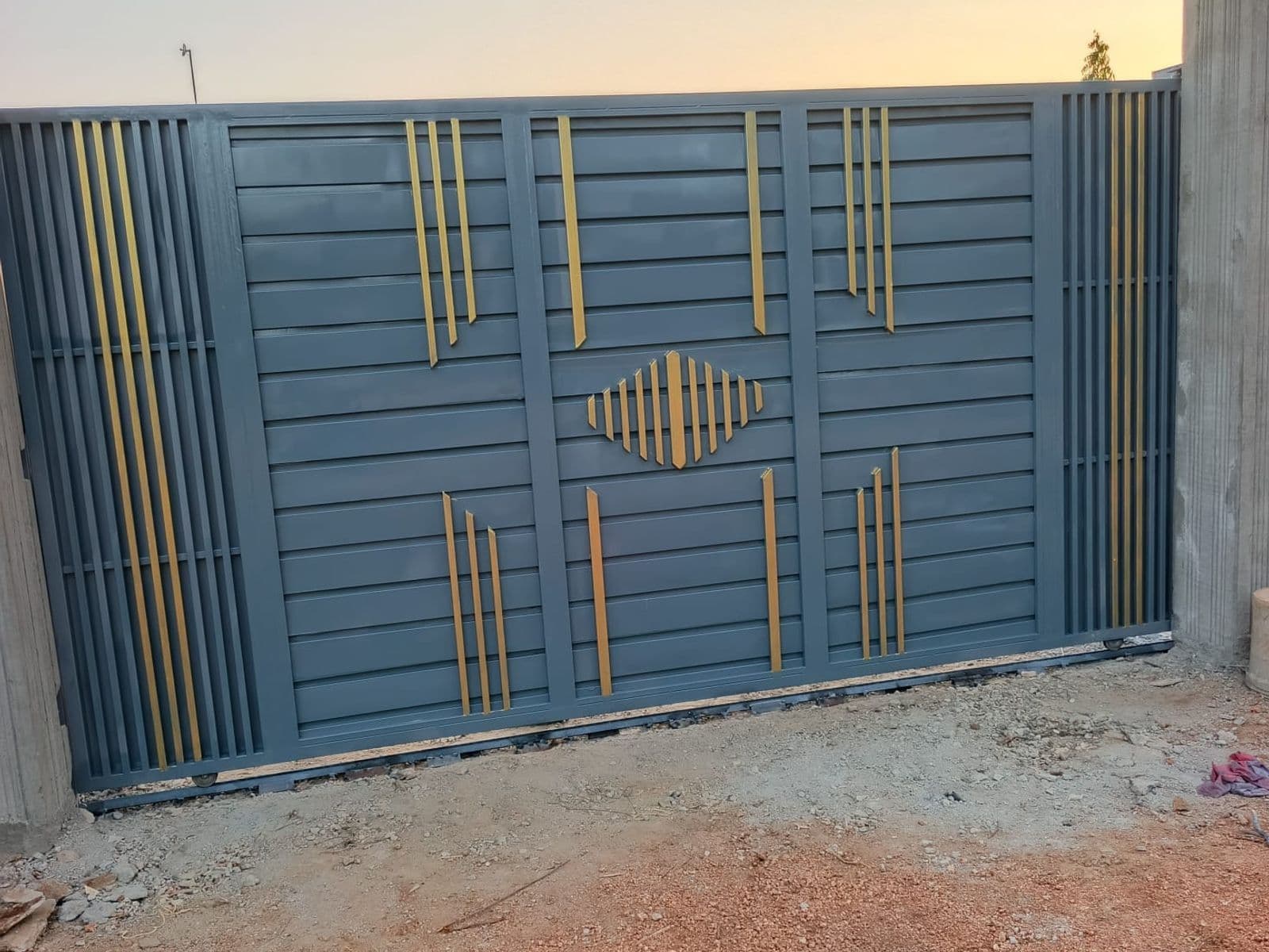 Steel balcony railing installed by Josetec